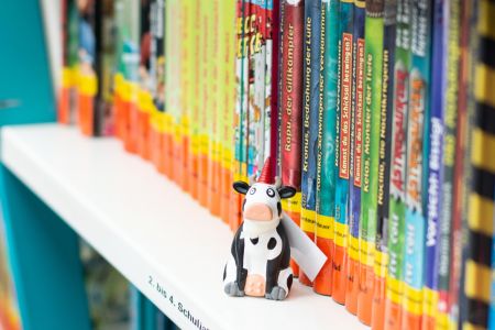 Bücherbus mit neuen Büchern auf Tour